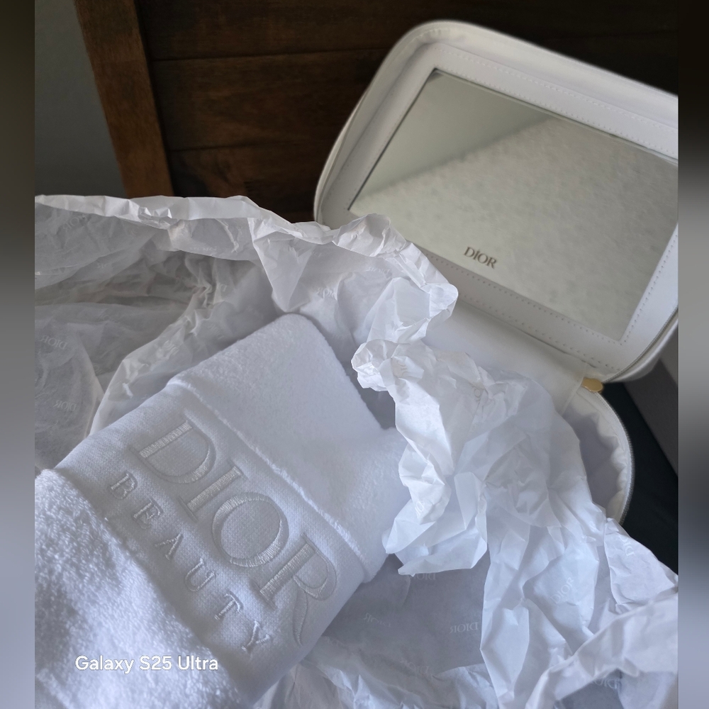 Dior Beauty White Vanity Bag Makeup Case With Mirror VIP PLATINUM GWP Dior Towel - Picture 3 of 11